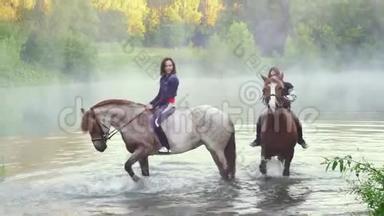 两个骑马的年轻女子站在湖里，<strong>马蹄声</strong>在夕阳下清晨泼水，全都是